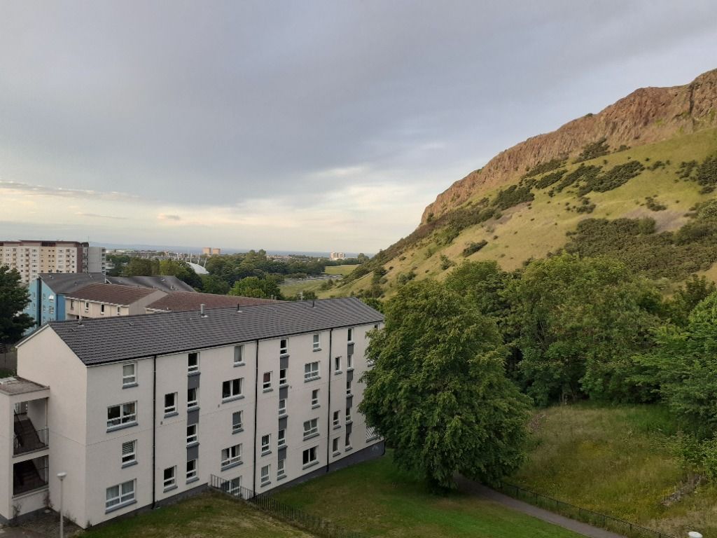 2 bed flat to rent in Viewcraig Gardens, Holyrood, Edinburgh EH8, £