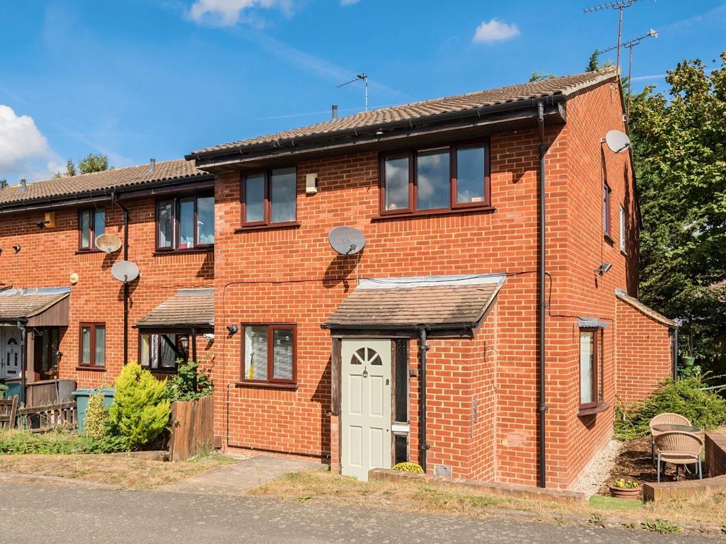 2 bed end terrace house for sale in Sandpiper Way, Orpington BR5, £