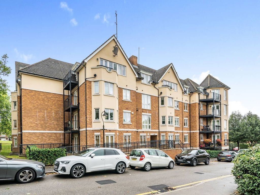 2 bed flat to rent in Casel Court, Stanmore HA7, £1,750 pcm Zoopla