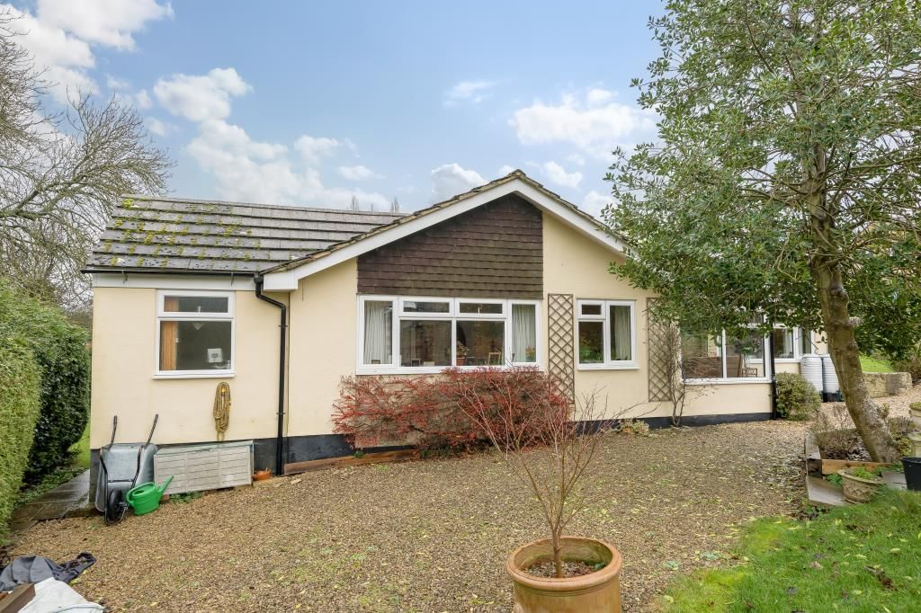 3 bed detached bungalow for sale in Chipping Norton, Oxfordshire OX7, £