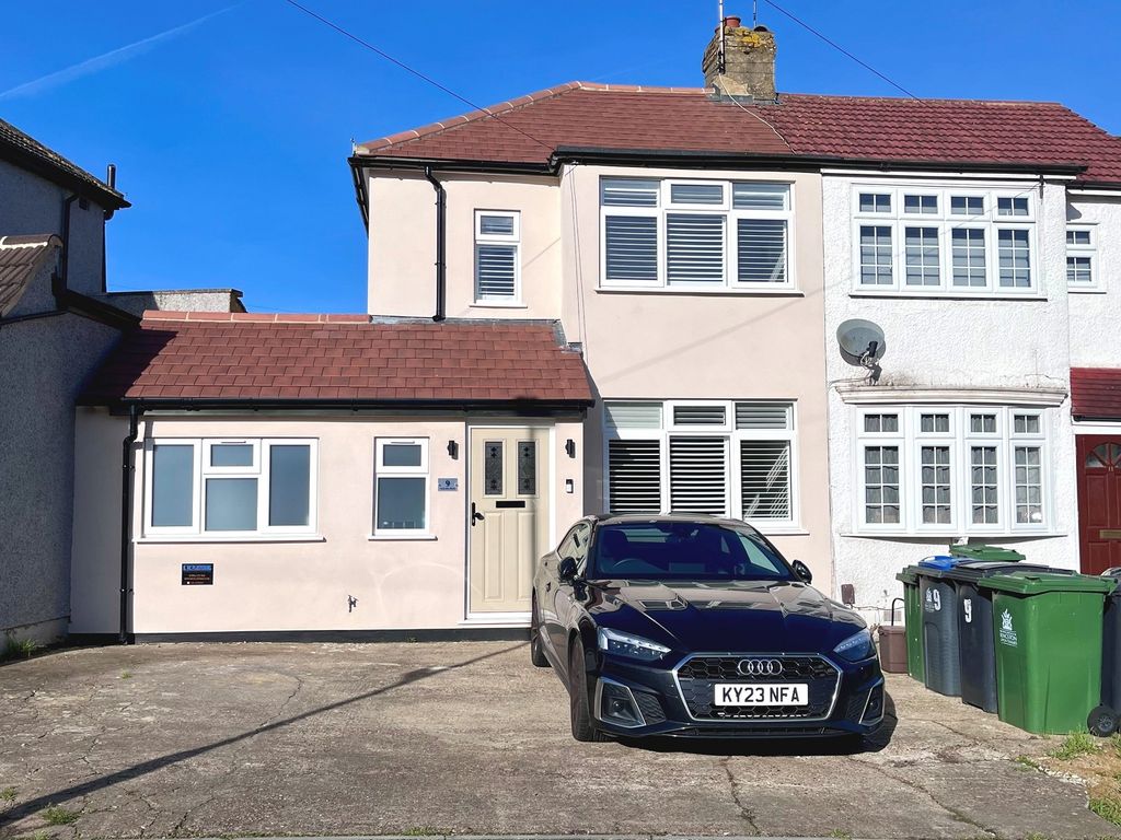 2 bed end terrace house for sale in Rollesby Road, Chessington, Surrey