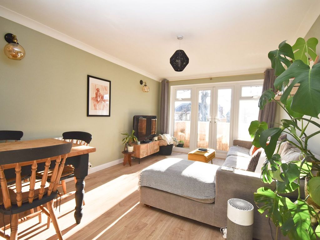 2 bed flat to rent in Queens Road, Hersham, WaltonOnThames KT12, £1,595 pcm Zoopla