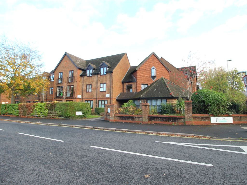 1 bed property for sale in Pinewood Court, Fleet, Hampshire GU51 Zoopla
