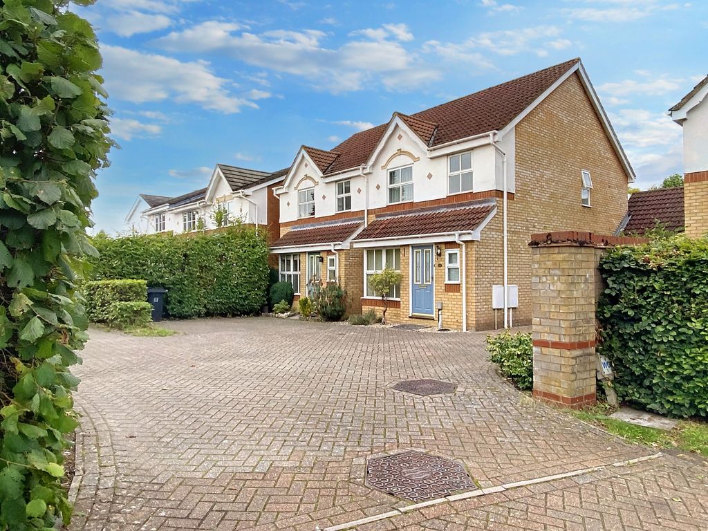 3 bed semidetached house for sale in Holmes Close, Woking GU22, £