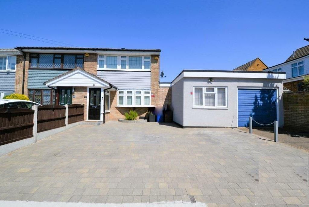 4 bed end terrace house for sale in Queen Elizabeth Drive, Corringham