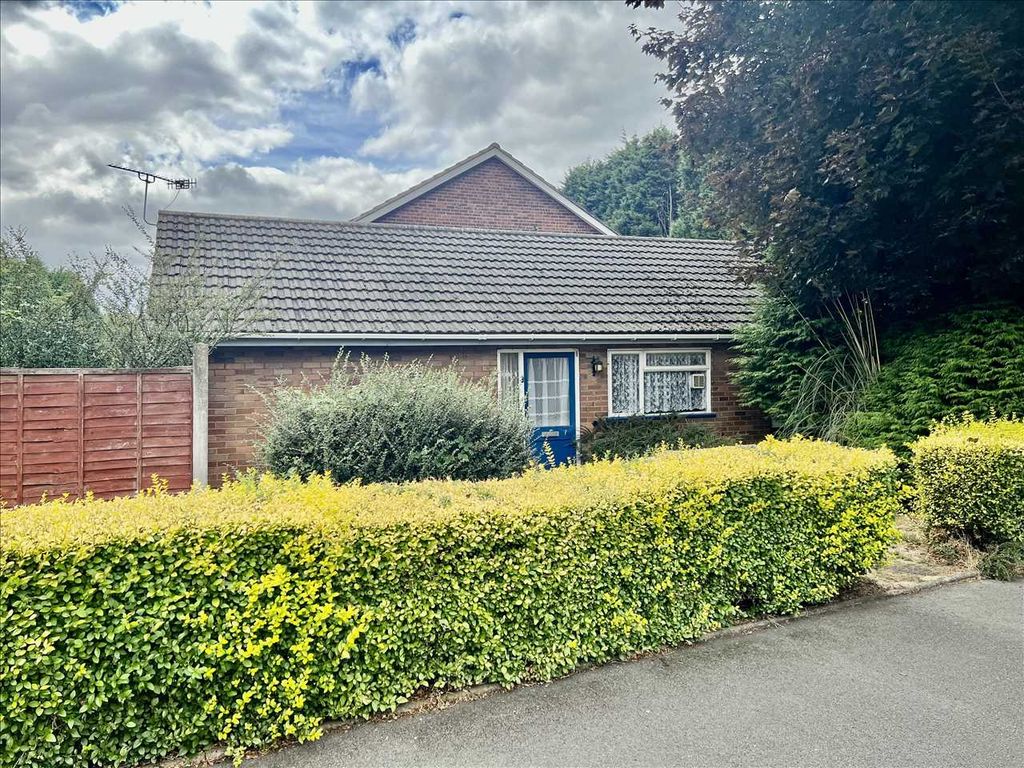 3 bed bungalow for sale in Manor Close, Willenhall, Willenhall WV13