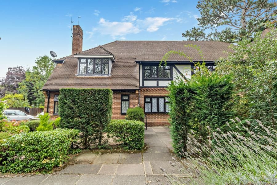 2 bed flat to rent in Chigwell Hurst Court, Pinner HA5, £1,600 pcm Zoopla