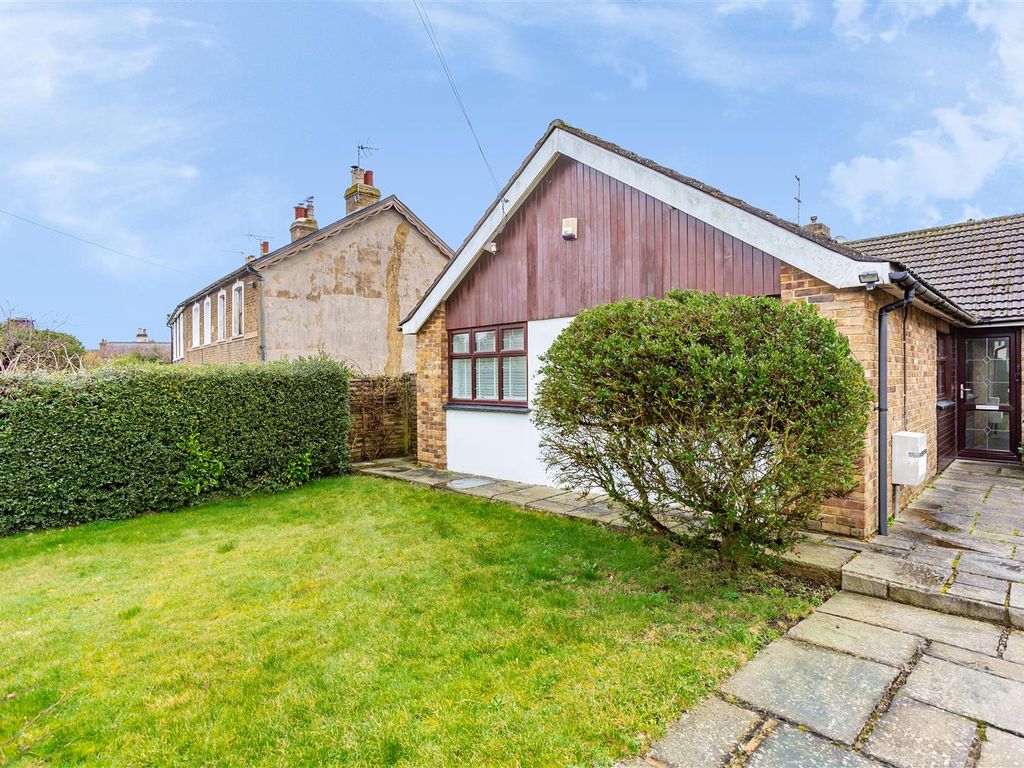 3 bed detached bungalow for sale in Wrotham Road, Meopham, Gravesend DA13, £585,000 Zoopla