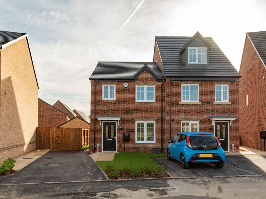 3 bed semidetached house to rent in Winder Avenue, Halfway S20, £1,200