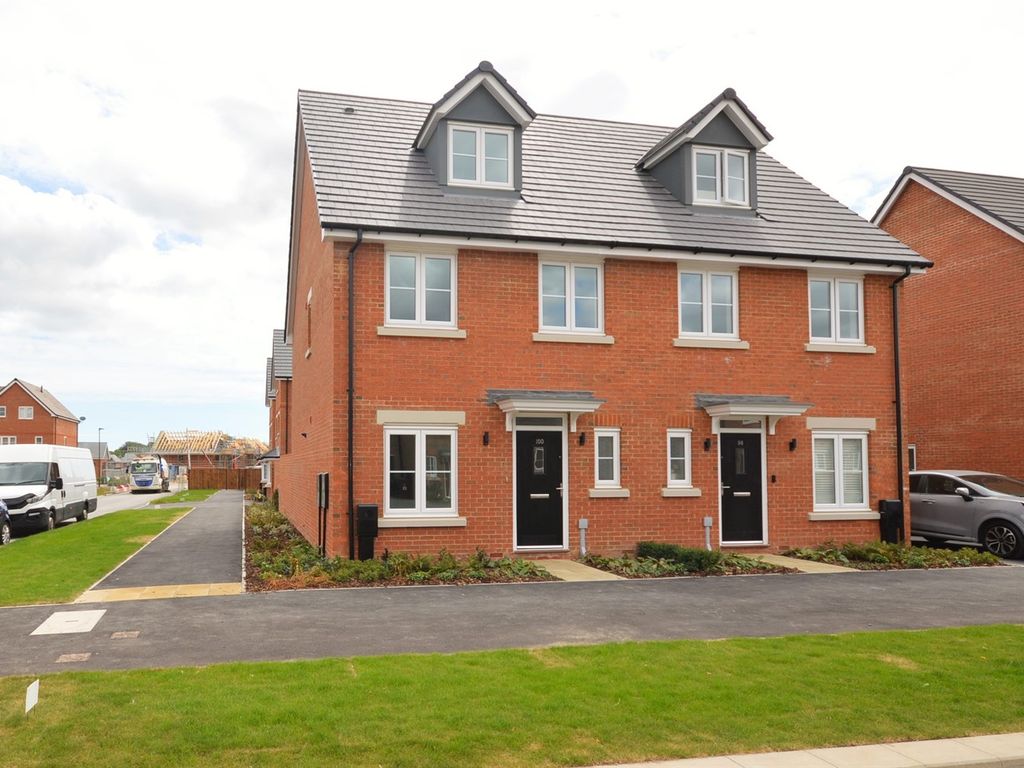 4 bed semidetached house to rent in 100 Longacres Way, Chichester