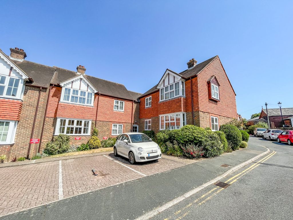 2 bed flat for sale in Rue De Bayeux, Battle TN33 Zoopla