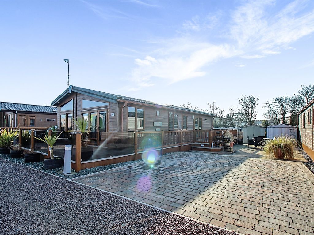 2 bed mobile/park home for sale in Orby Road, Burgh Le Marsh, Skegness