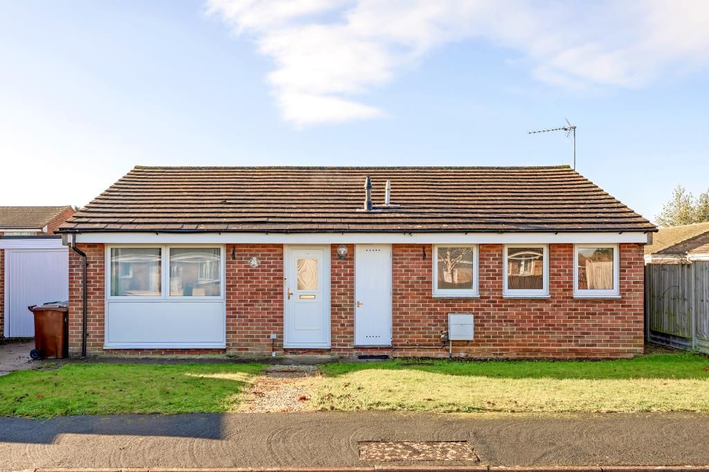 3 bed detached bungalow for sale in Kings Meadow, Bicester OX26, £