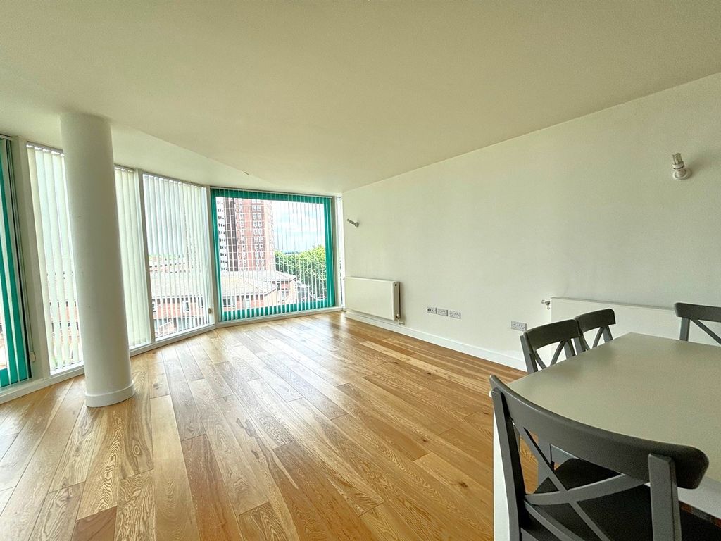 3 bed flat to rent in Station Approach, Hayes UB3, £2,200 pcm Zoopla