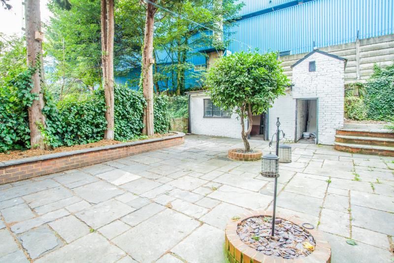 4 bed property to rent in Loftus Road, Shepherds Bush, London W12, £