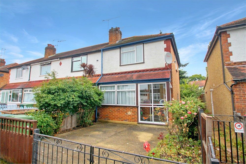 2 bed end terrace house to rent in Kenilworth Gardens, StainesUpon