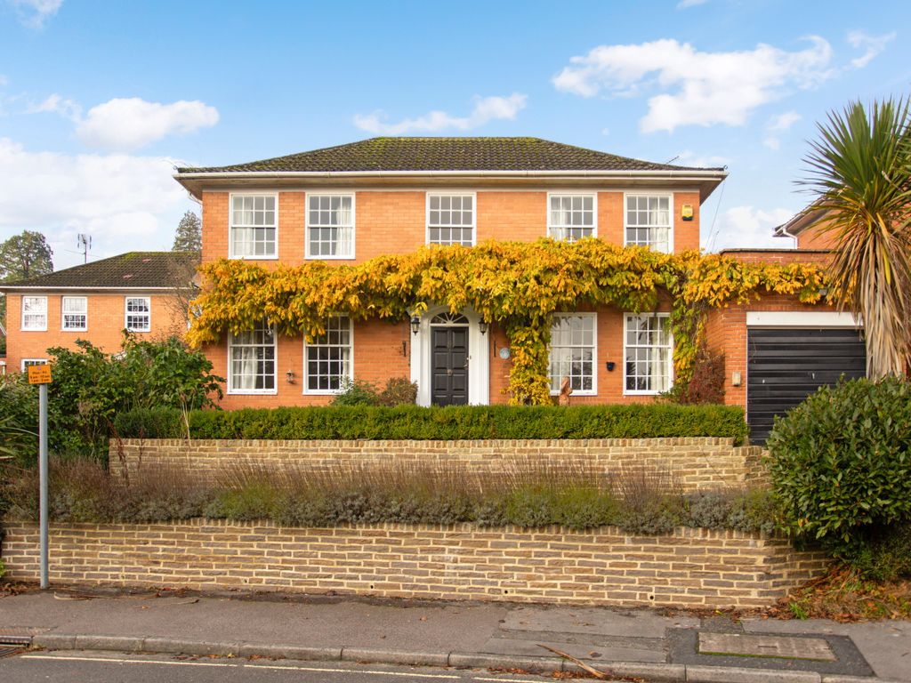 4 bed detached house for sale in Fairford Close, Haywards Heath RH16, £
