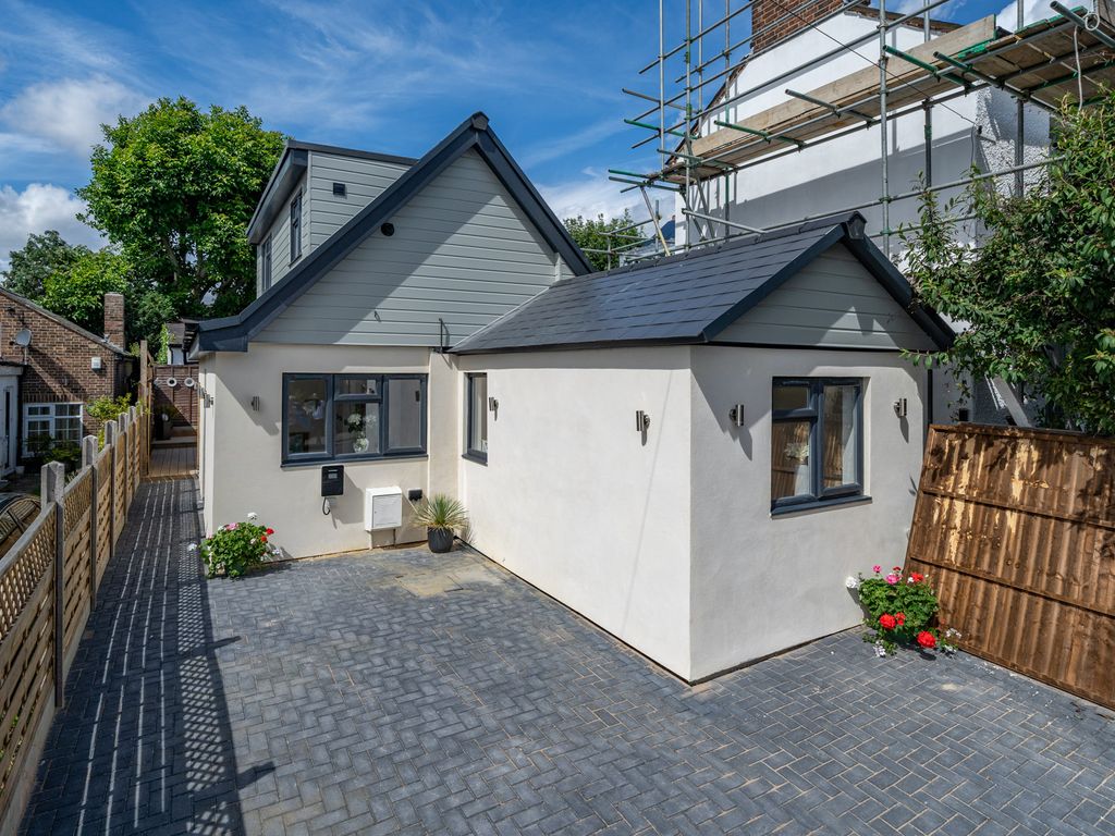 3 bed detached bungalow for sale in Cowper Road, Boxmoor Village, Hemel