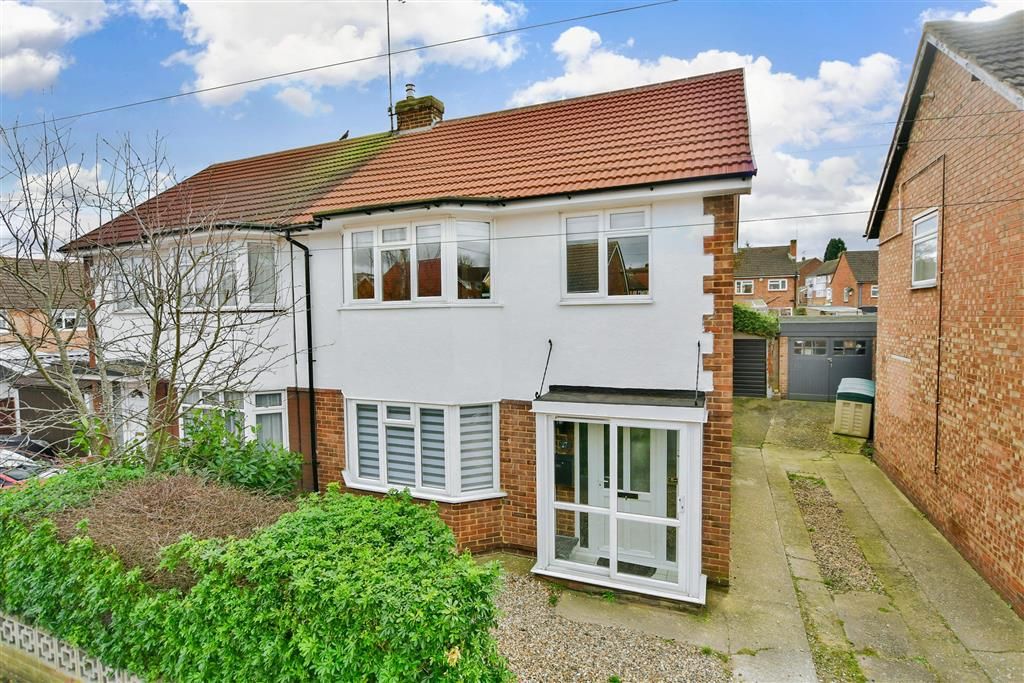 3 bed semidetached house for sale in Rolvenden Road, Wainscott