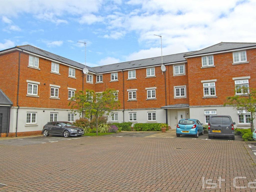 2 bed flat to rent in Salisbury Close, Rayleigh SS6, £1,225 pcm Zoopla