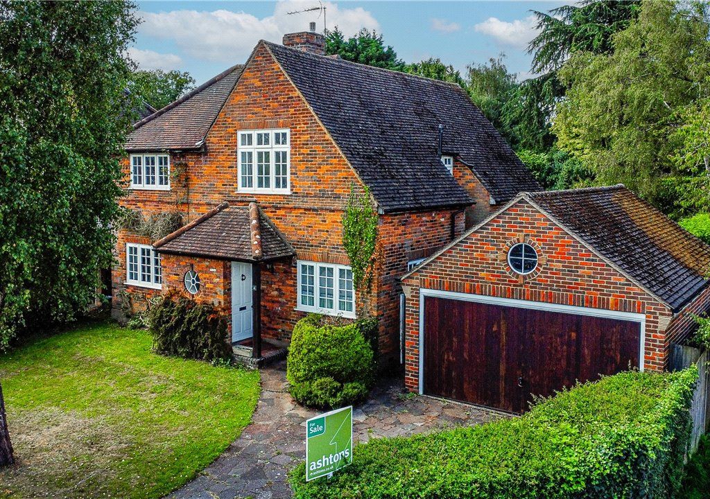 4 bed detached house for sale in Park Rise, Harpenden, Hertfordshire