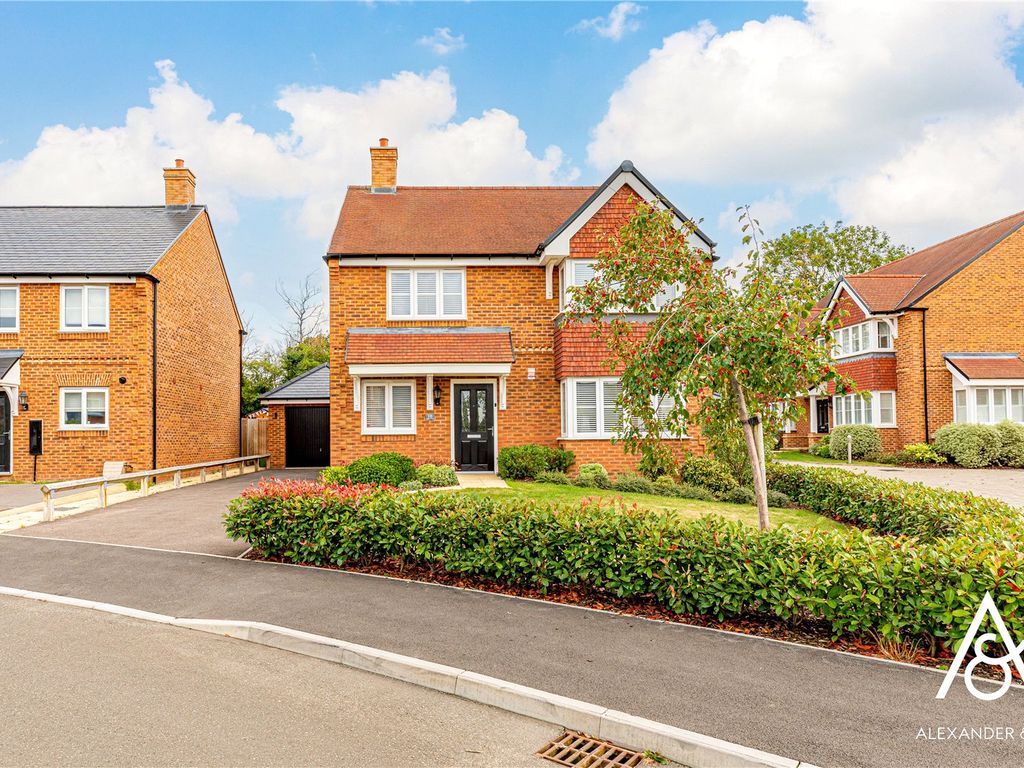 4 bed detached house for sale in Welford Close, Steeple Claydon