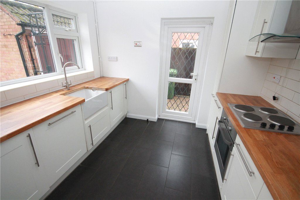 3 bed semidetached house to rent in Vicarage Road, StainesUponThames