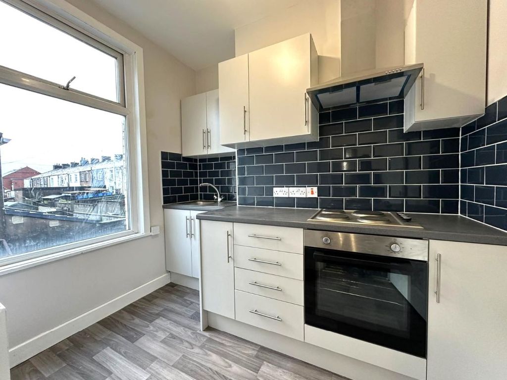 2 bed flat to rent in High Street, Rishton, Blackburn BB1, £600 pcm