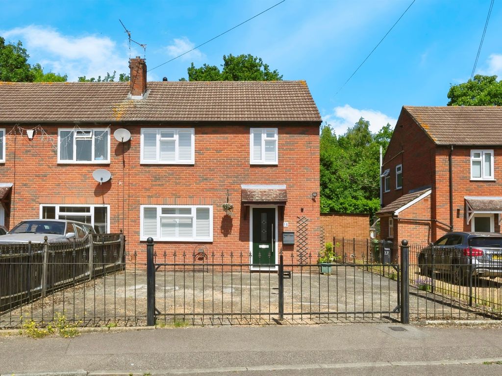 3 bed semidetached house for sale in Foxton Road, Hoddesdon EN11, £