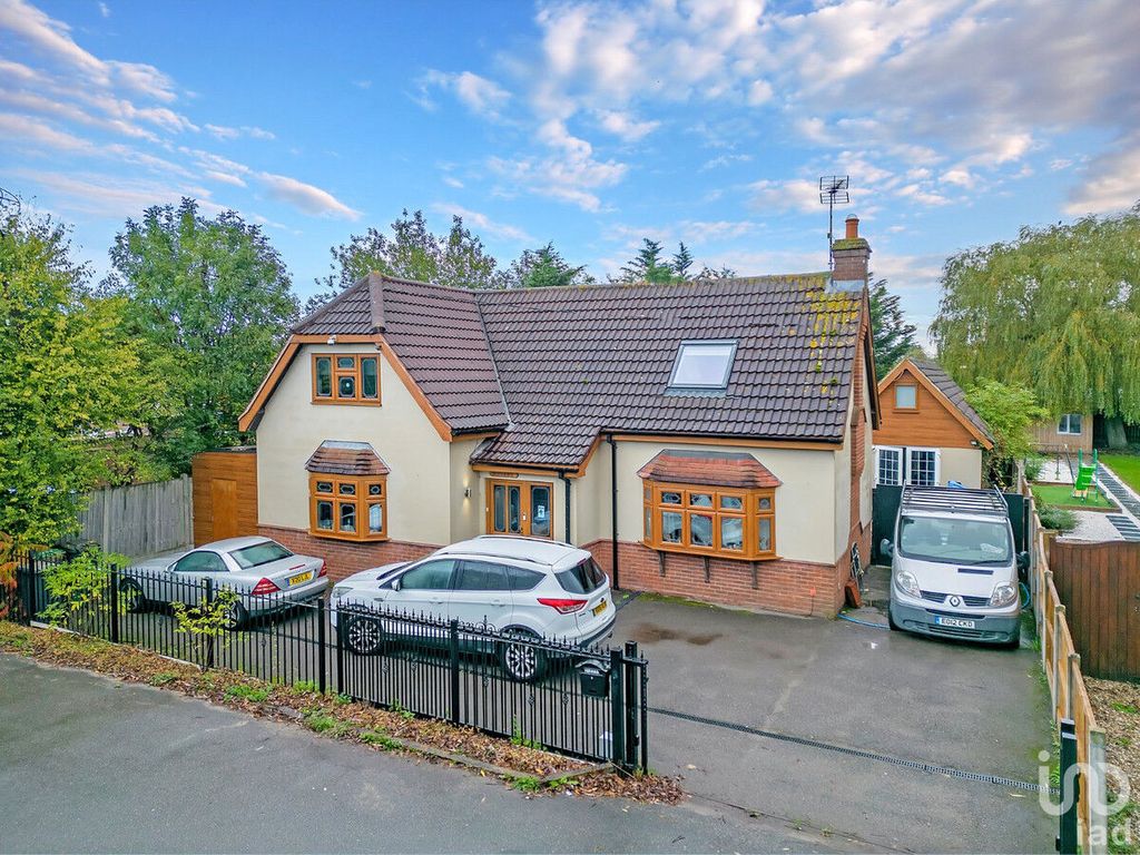 5 bed detached house for sale in Lower Avenue, Basildon SS13, £725,000