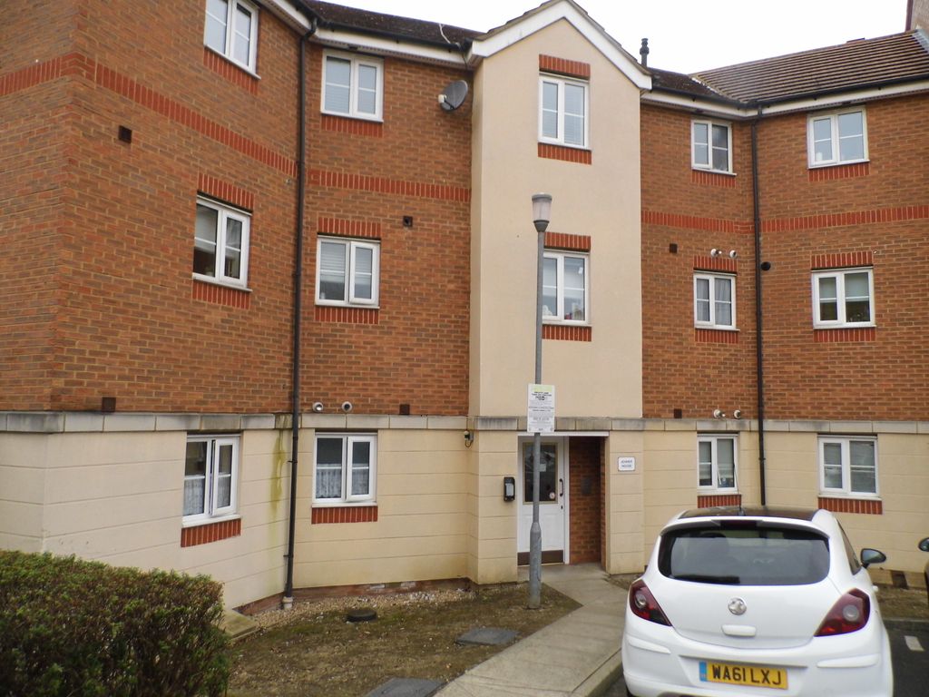 2 bed flat to rent in Nightingale Crescent, Romford RM3 Zoopla