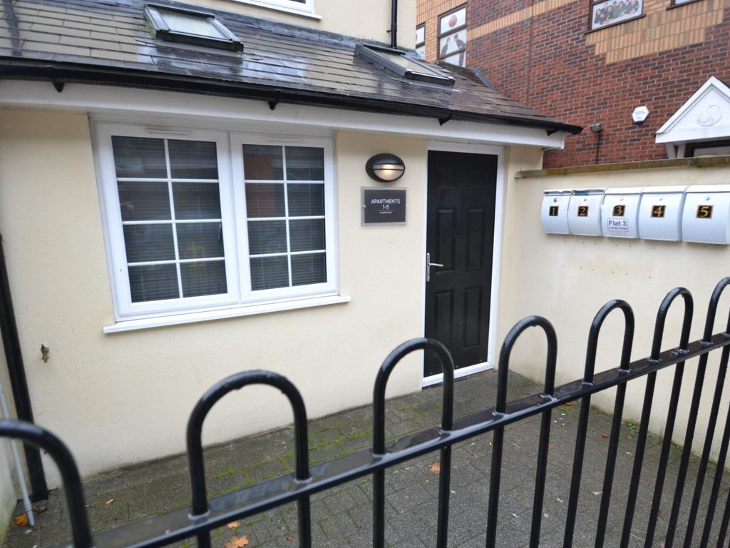 2 bed flat to rent in Albert Road, Camberley GU15, £1,350 pcm Zoopla