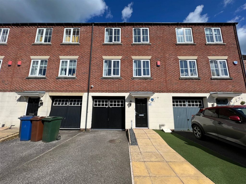 4 bed town house for sale in Chauntry Avenue, Penistone, Complete