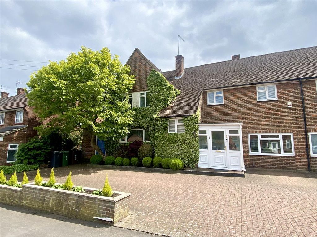 4 bed semidetached house for sale in Gateshead Road, Borehamwood WD6