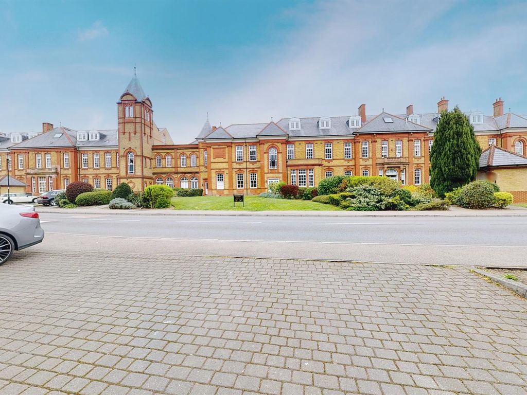 2 bed flat for sale in Newsholme Drive, Highlands Village, London N21