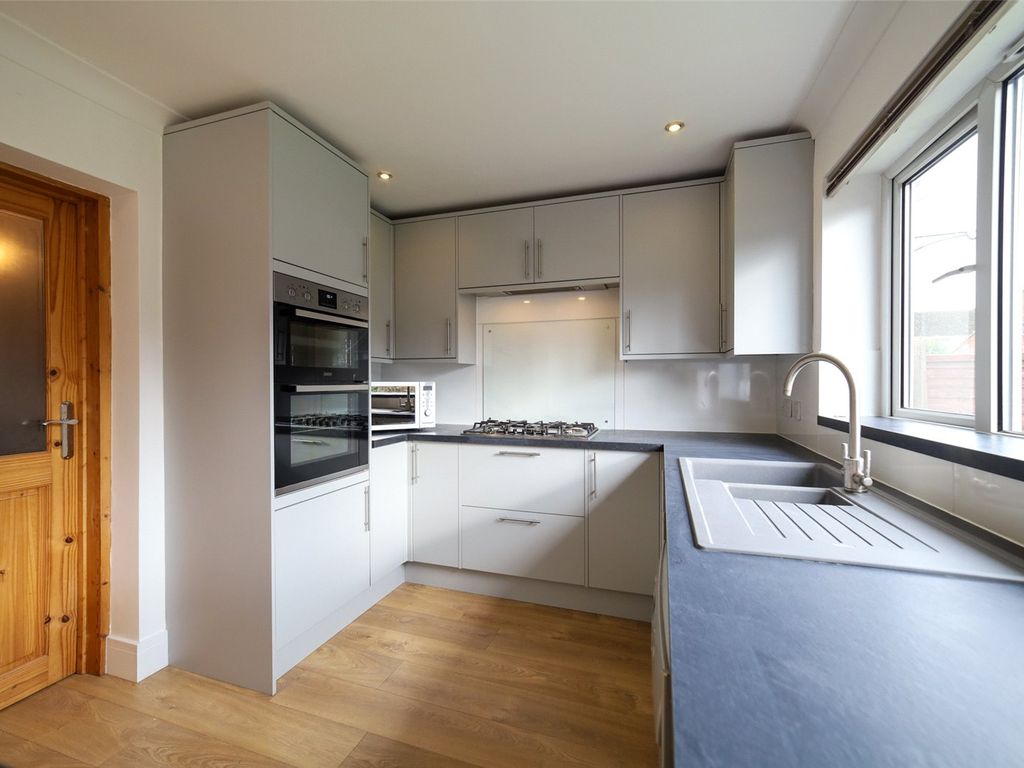 3 bed semidetached house to rent in Highgate Road, Woodley, Reading