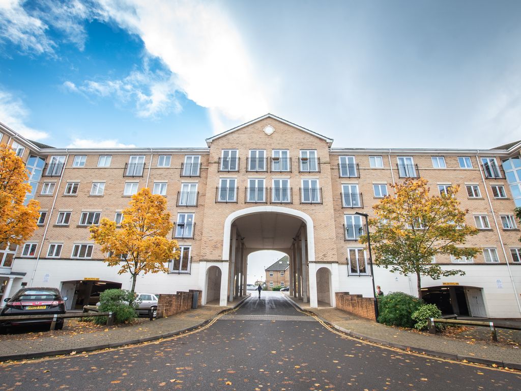 2 bed flat for sale in The Dell, Southampton SO15, £229,000 Zoopla
