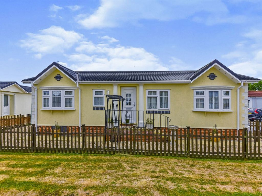 2 bed mobile/park home for sale in Allington Gardens, Allington