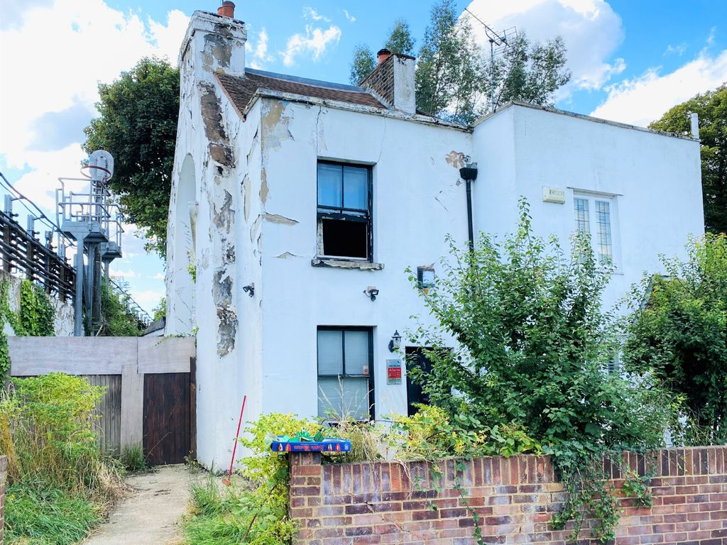 2 bed terraced house for sale in Hardwicke Road, London W4, £345,000