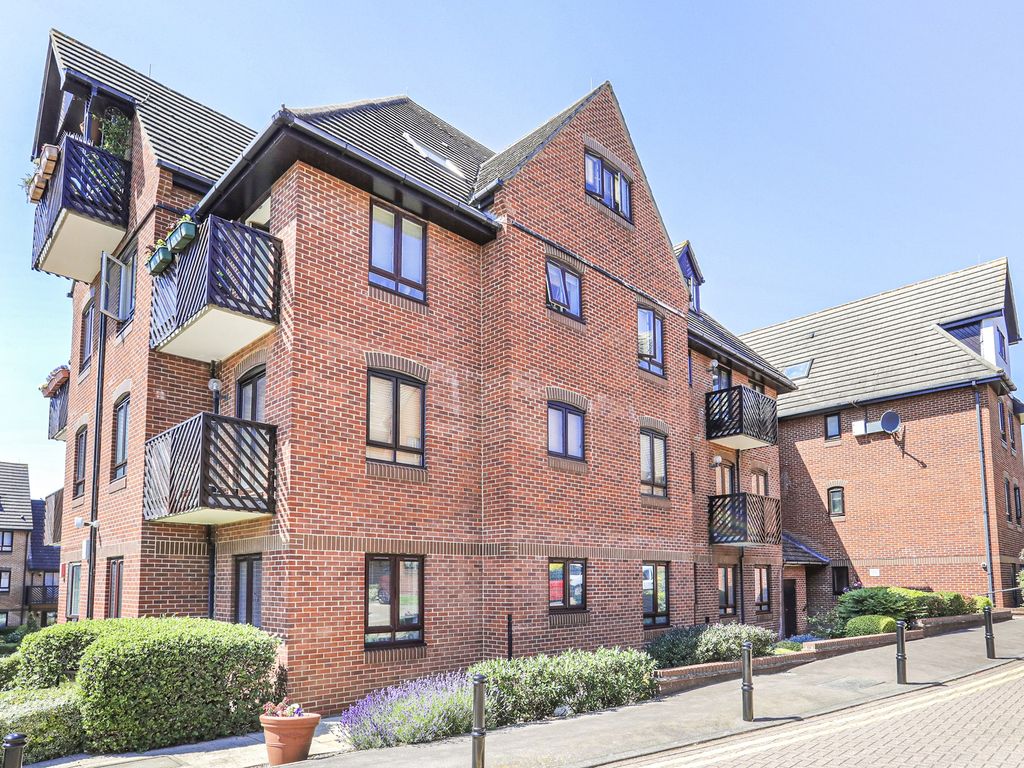 3 bed flat to rent in Boleyn Court, Epping New Road, Buckhurst Hill IG9