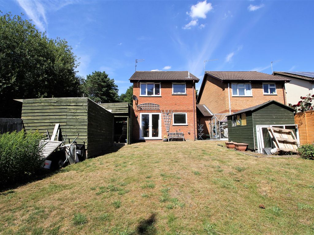 3 bed linkdetached house for sale in Juniper Close, Whitehill