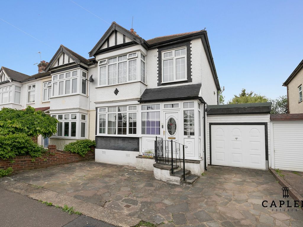 3 bed end terrace house for sale in Chestnut Avenue, Buckhurst Hill IG9