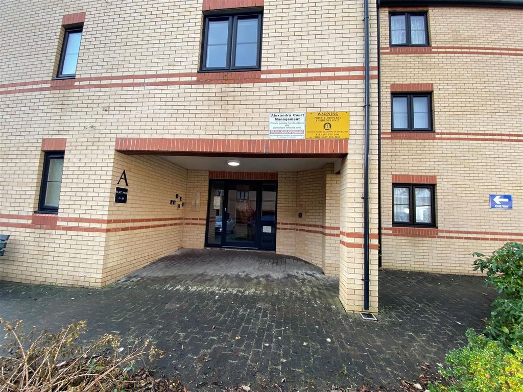 2 bed flat for sale in Alexandra Road, Barnstaple EX32, £130,000 Zoopla