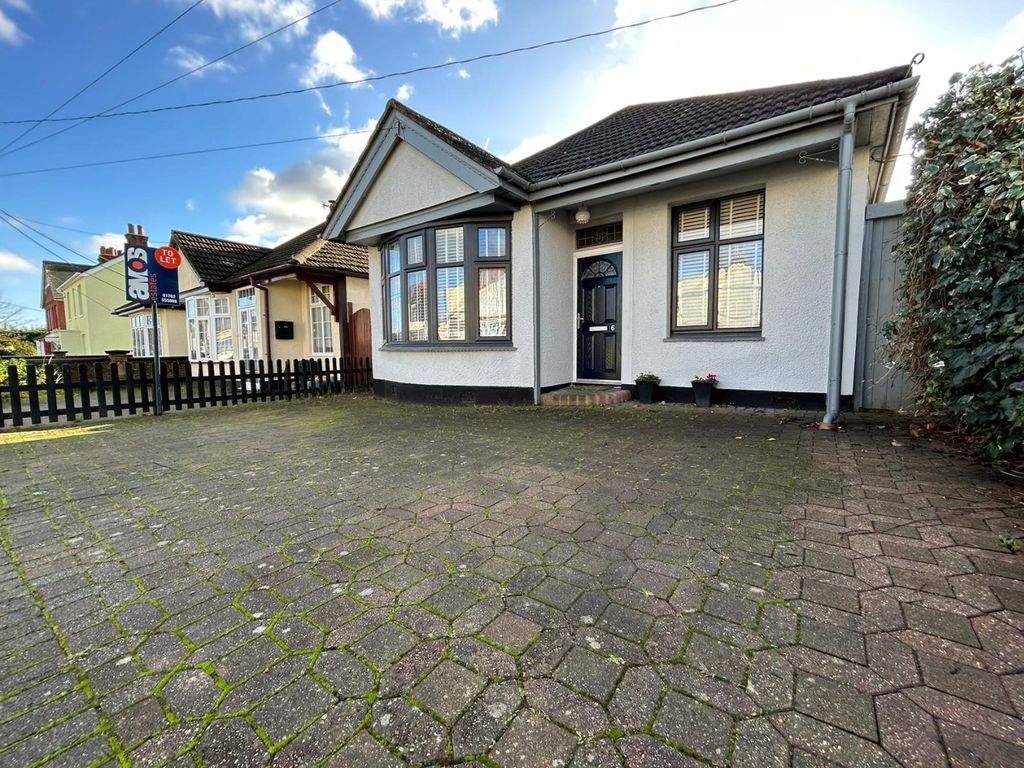 2 bed detached bungalow to rent in The Avenue, Hadleigh, Benfleet SS7, £1,400 pcm Zoopla