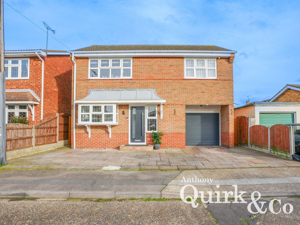 3 bed detached house for sale in Gainsborough Avenue, Canvey Island SS8