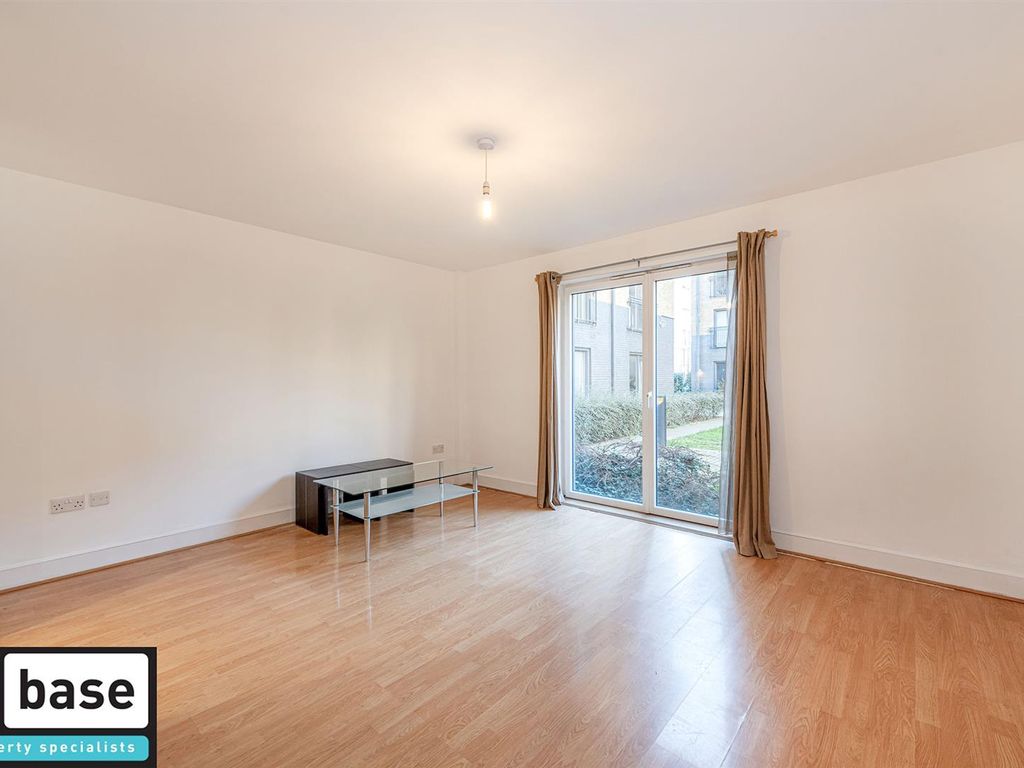 2 bed flat to rent in Wealden House, Capulet Square, Bow E3, £1,900 pcm