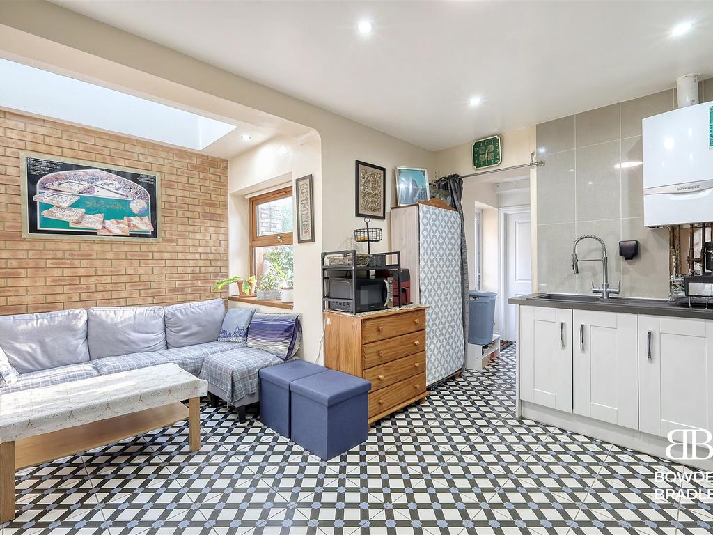 6 bed terraced house for sale in Chingford Road, London E17, £550,000