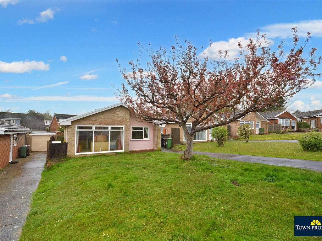 3 bed detached bungalow for sale in Sycamore Close, Eastbourne BN22, £