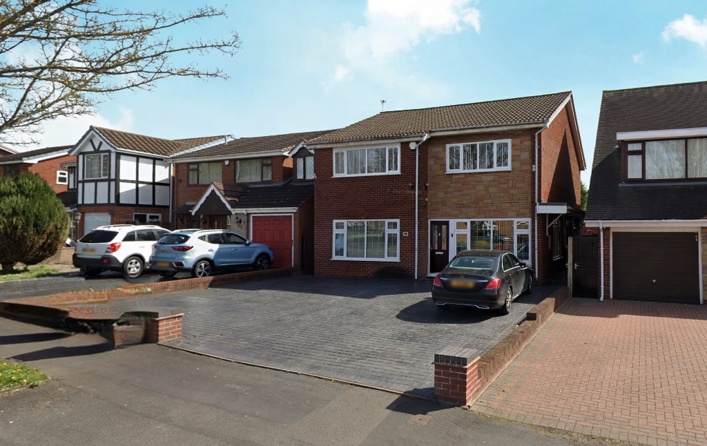 4 bed detached house for sale in Greaves Avenue, Walsall WS5, £455,000