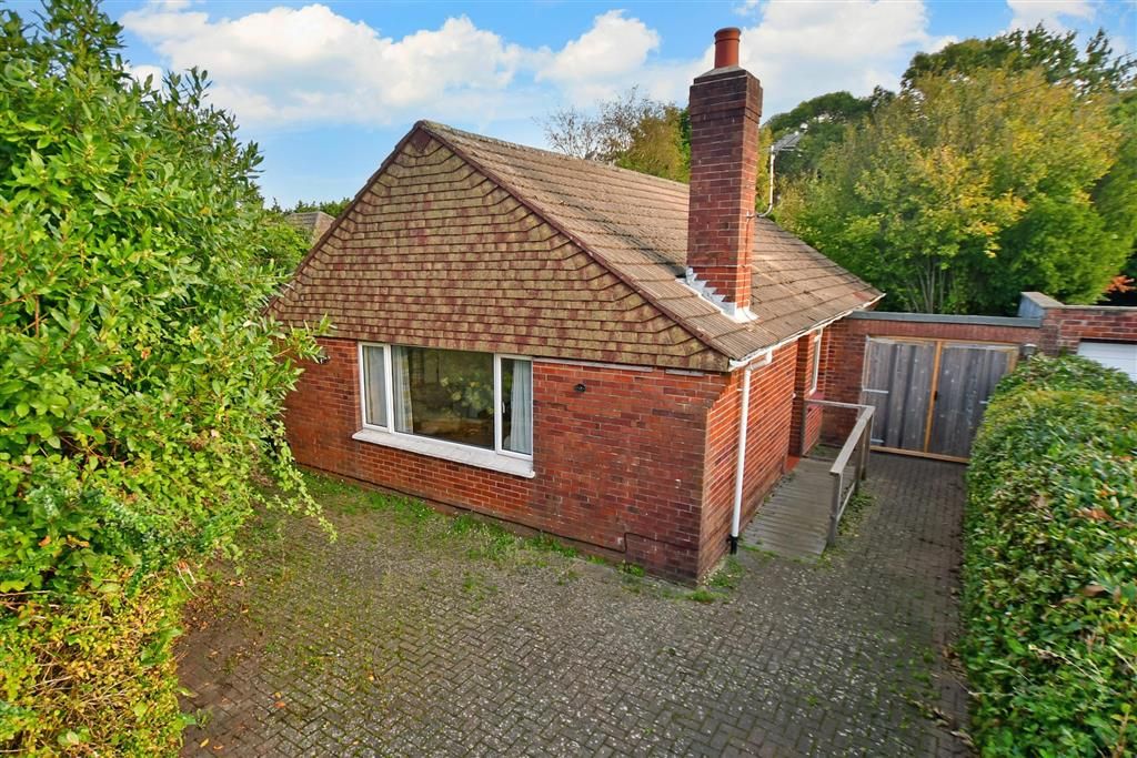 3 bed detached bungalow for sale in Nodes Road, Northwood, Isle Of